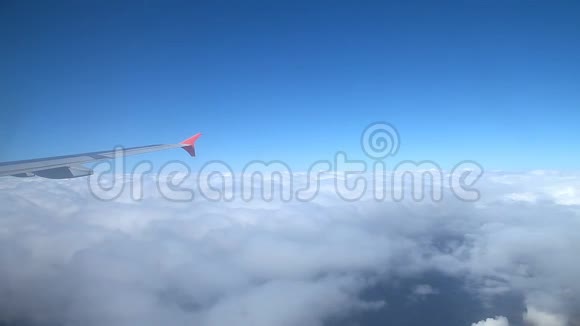 飞机在云层上方飞行的机翼视频的预览图