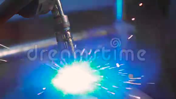 焊机在生产过程中产生的光亮火花飞扬焊机的自动化工作视频的预览图