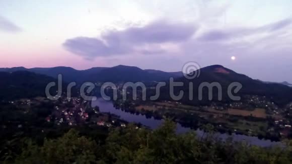 在苏默的捷克中部山区旅游区从Milinaruvkamen瞭望台观看切奎维村的欧洲河Elbe视频的预览图