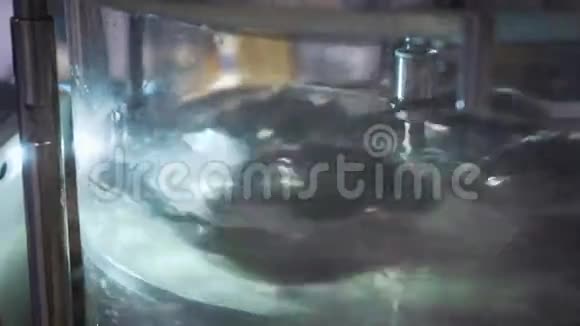 透明液体罐水抽象地旋转并在高压釜中搅拌涡流的模拟视频的预览图