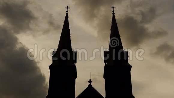 天主教堂塔楼的黑色剪影视频的预览图