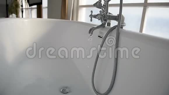 水在白色的大浴室里流淌清洁卫生的感觉视频的预览图