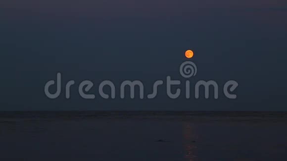 月亮在海面上视频的预览图