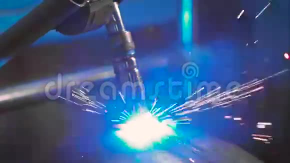 在工厂为生产金属零件而进行的电焊工作焊接过程为近距离喷丸视频的预览图