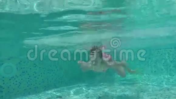 女孩在水下游泳视频的预览图