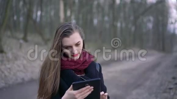 一个年轻女孩享受平板电脑的特写脸4k视频的预览图