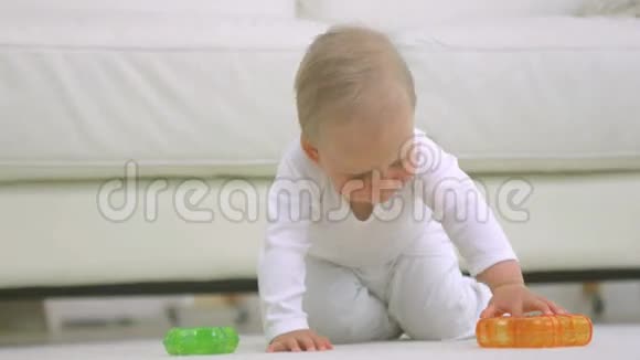 宝宝在地板上玩玩具视频的预览图