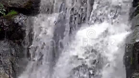 比利牛斯山脉的河流细节西班牙ValldeNuria比利牛斯山脉的山谷视频的预览图