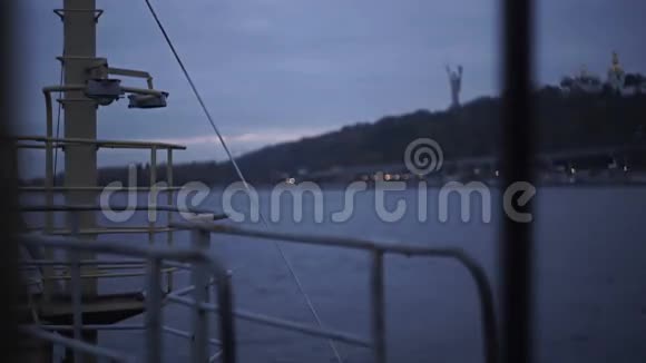 一艘旧船在黄昏甲板的细节视频的预览图