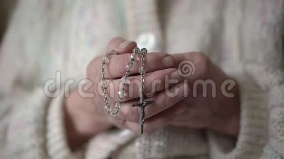 古老的双手握着念珠用图标祈祷视频的预览图