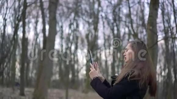 美丽的女孩拍摄森林视频的预览图