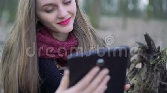 美丽的女孩喜欢微笑的平板电脑4k视频的预览图