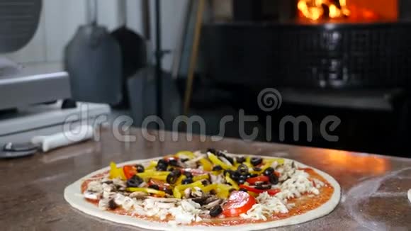 厨师调味披萨与新鲜配料关闭慢动作视频的预览图