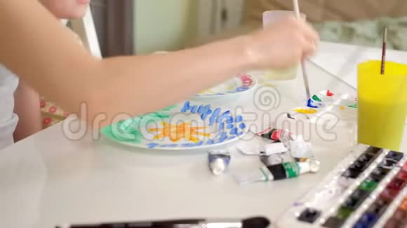 幸福的家庭母亲和小女儿用白色的颜料作画视频的预览图