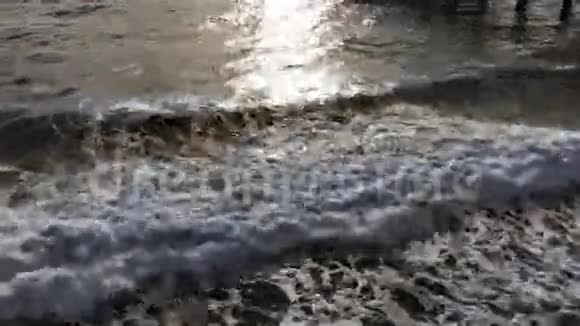 美丽的波浪和石头视频的预览图