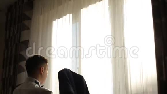 帅哥结婚前穿夹克视频的预览图
