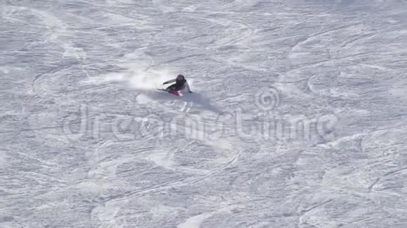 慢动作空中射击专业男子滑雪板表演极限特技骑滑雪板在雪山山视频的预览图
