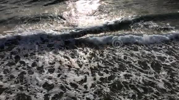 美丽的波浪和石头视频的预览图
