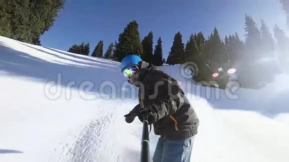 用GoPro的粉末将极端滑雪者的车拉近视频的预览图