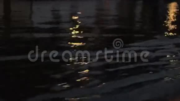荷兰阿姆斯特丹夜间移动船上近景河波视频的预览图