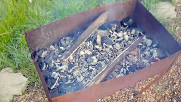 烧煤烧火烧木充煤烧成灰烬视频的预览图