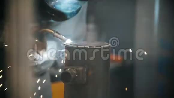 焊工在工厂焊接金属零件工业焊接视频的预览图