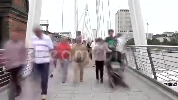 时光流逝伦敦泰晤士河上的人行天桥视频的预览图