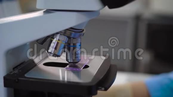 在一家私人诊所的实验室显微镜中一个金属部分被近距离射击病人的血液测试正在进行中视频的预览图