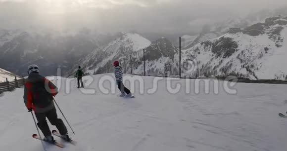 在阿尔卑斯山滑雪视频的预览图