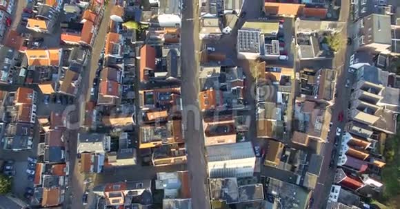 从高空俯瞰荷兰房屋屋顶视频的预览图