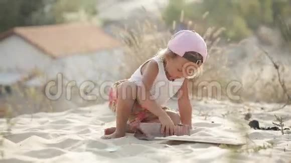 小可爱的小女孩在玩没有玩具视频的预览图