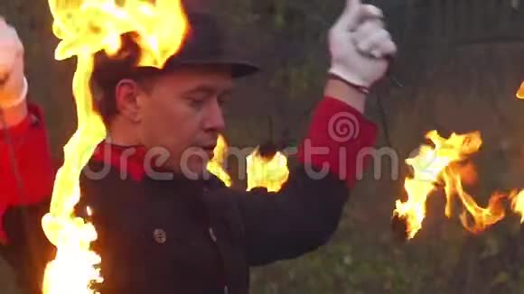 魔术师把两个金属风扇与火焰围绕自己在斯隆莫这是魔法视频的预览图