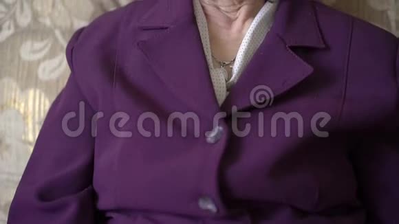 老妇人画像的肩膀脖子脸看着相机慢慢地视频的预览图