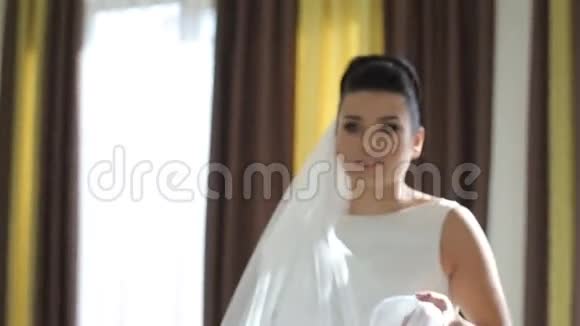 新娘在婚礼的早晨坐在镜子前视频的预览图