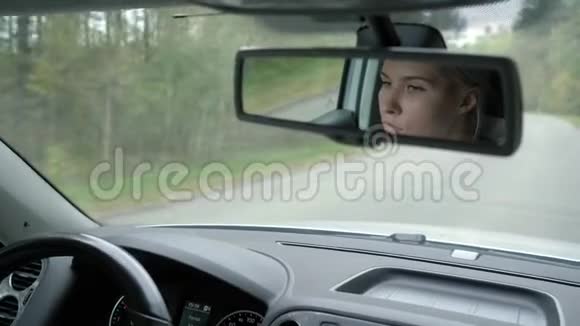 汽车轮子后面的那个年轻女孩视频的预览图