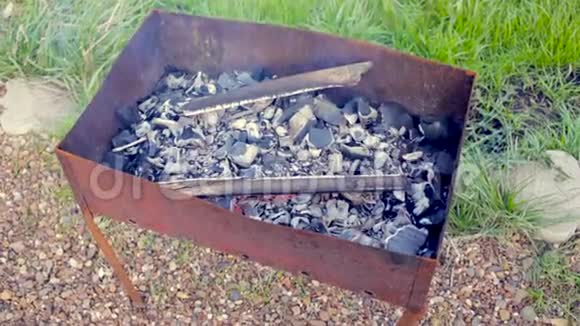 烧煤烧火烧木充煤烧成灰烬视频的预览图