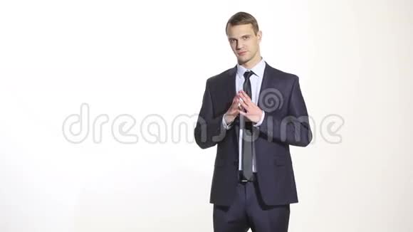 肢体语言穿商务服的人在白色背景下被隔离自信的姿态卓越尖手位置视频的预览图