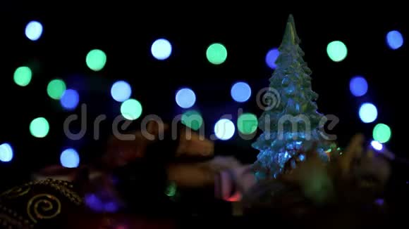 圣诞装饰和闪烁的灯光彩色背景上的圣诞树视频的预览图