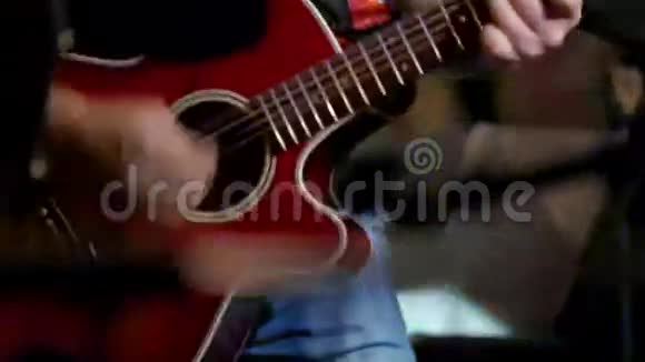 摇滚音乐会的音乐家吉他手在夜总会演奏红色吉他关闭视频的预览图