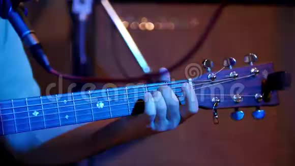 音乐家演奏声吉他吉他声板长焦视频的预览图