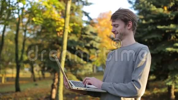 在秋天公园用打字机打字的人视频的预览图