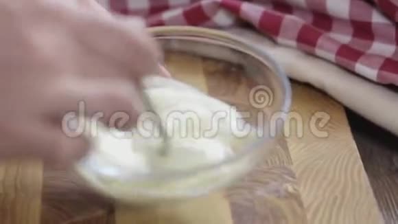 厨师搅动酱汁特写视频的预览图
