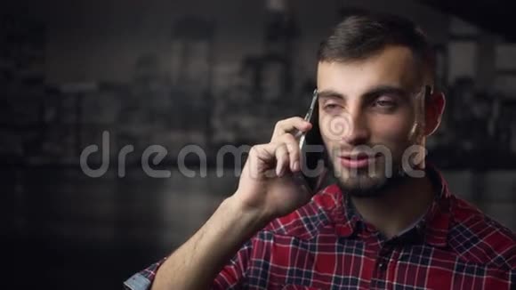 年轻有魅力的单身汉随电话交谈视频的预览图
