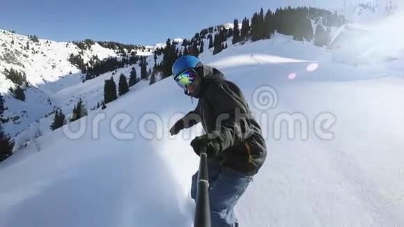 用GoPro的粉末将极端滑雪者的车拉近视频的预览图