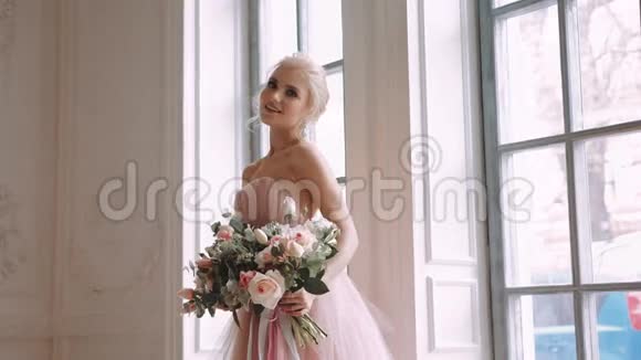 精致一个穿着柔软粉色连衣裙的脆弱女孩视频的预览图