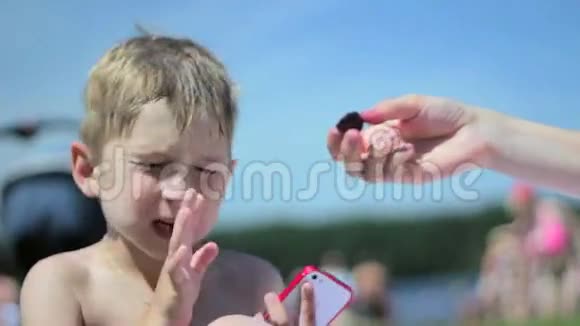 海滩上的小男孩不想吃东西男孩不饿视频的预览图
