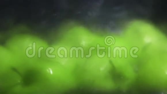 绿苹果正在洗超级慢动作特写镜头视频的预览图