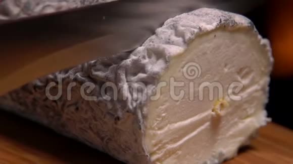 有灰色模具的奶酪是在木板上切刀视频的预览图