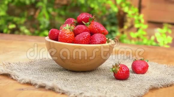 餐巾纸上放在木碗里的草莓视频的预览图