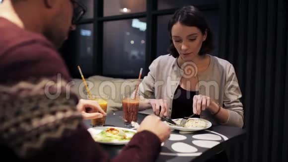在素食餐厅享用晚餐的快乐夫妇视频的预览图